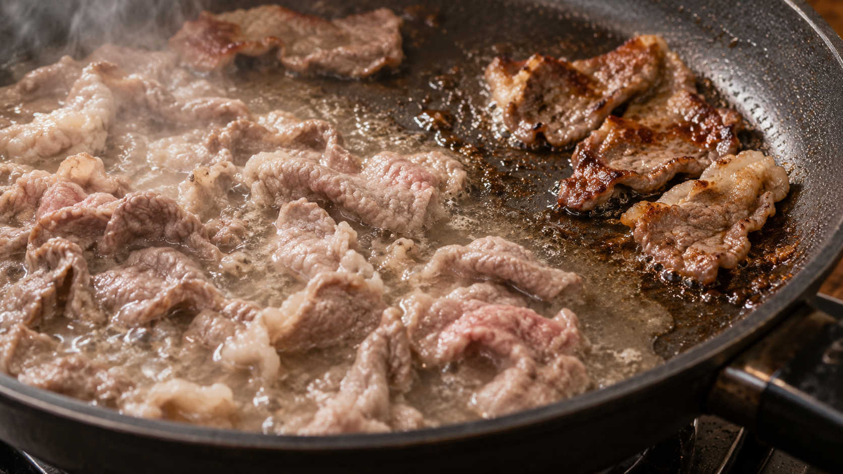 肉を焼くとフライパンが水浸しになる状態と香ばしく焼けた状態