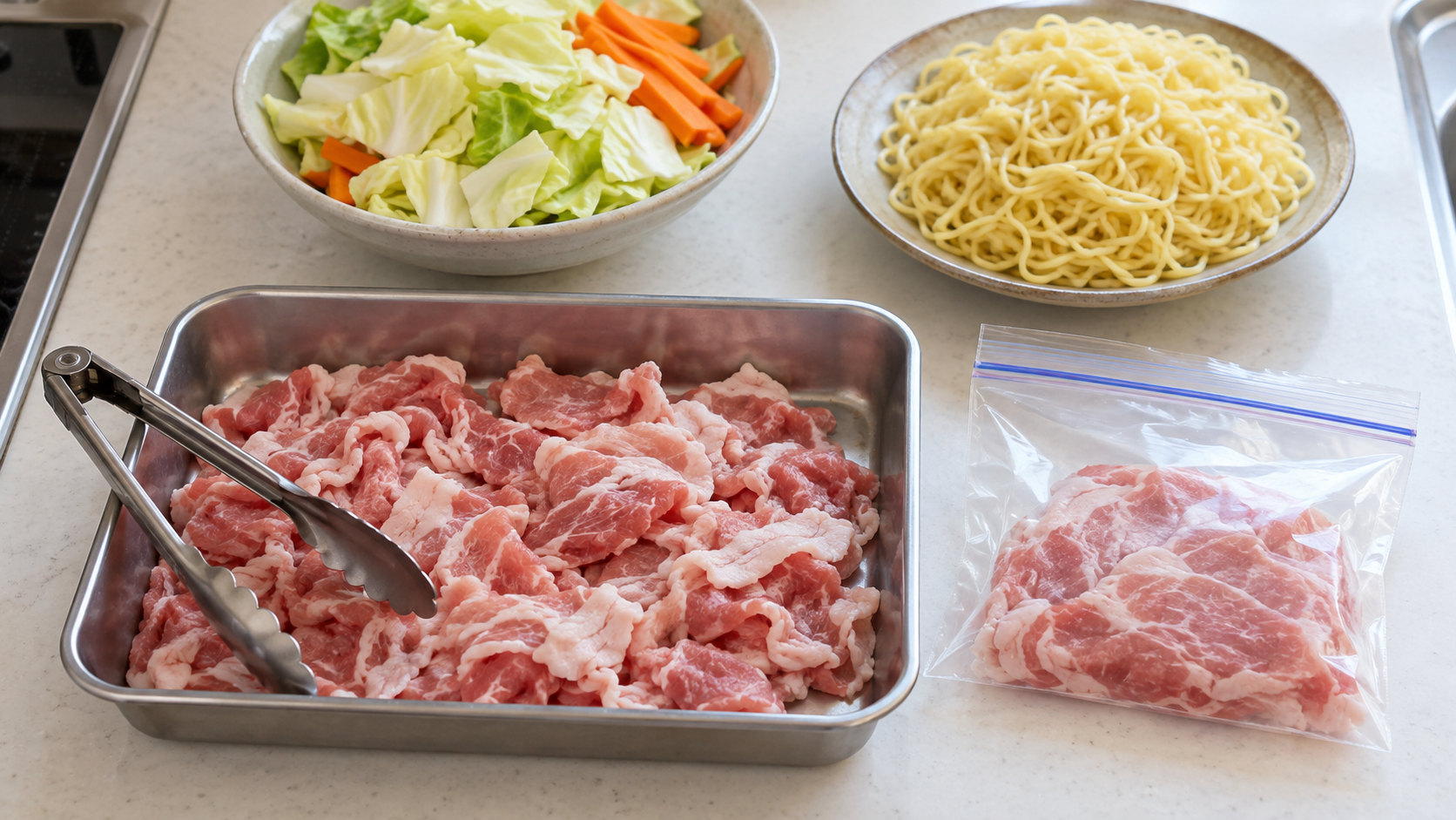 焼きそば用の材料と今日使う豚こまと小分け保存する肉