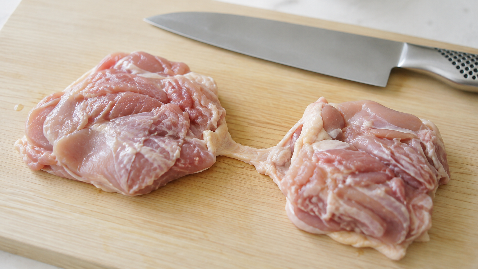 身は切れていて皮だけつながった鶏もも肉